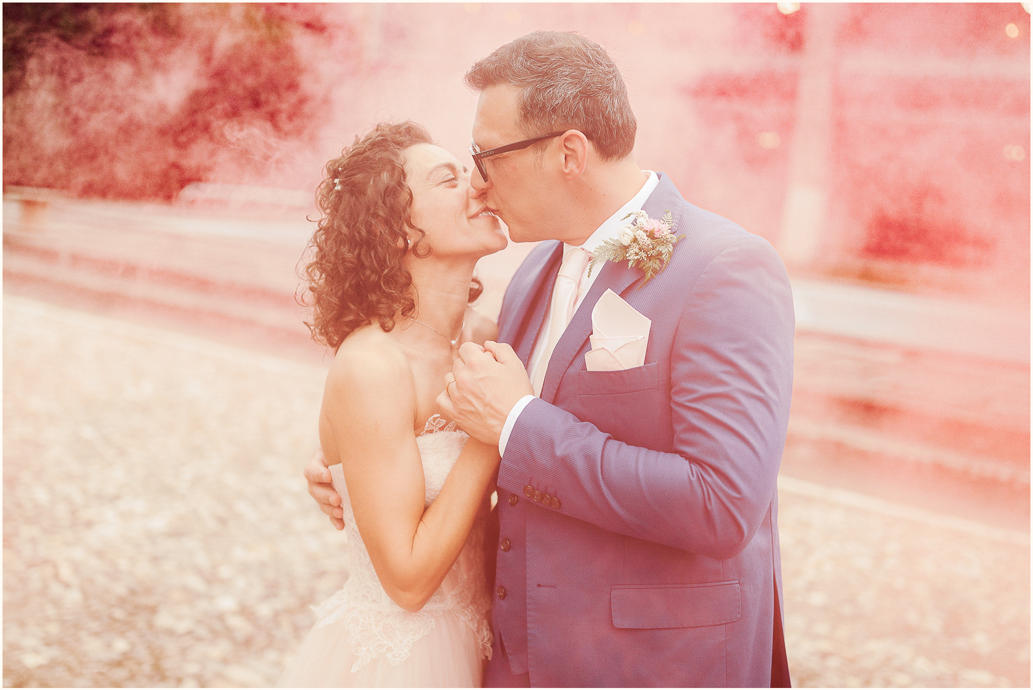 sposi bacio matrimonio, location Le Colombaie